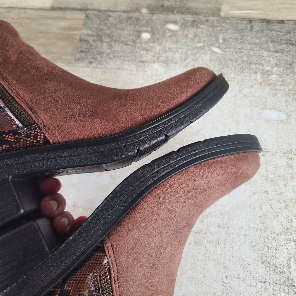 Bzees Outgoing Womens Ankle Booties Sz 8.5 W Mustang Suede Comfort Side‎ Zipper - Picture 9 of 13